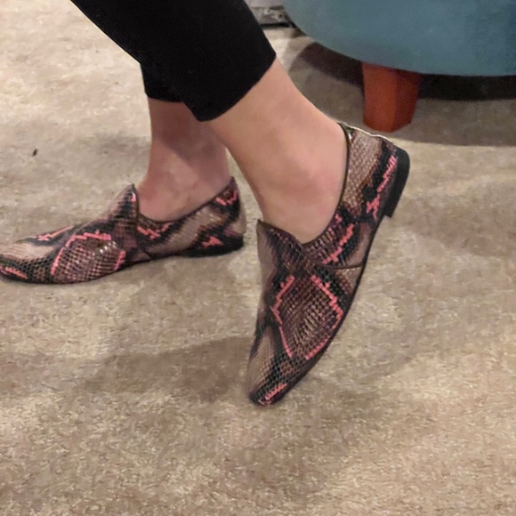 Stunning Aquatalia Snake Embossed Slip Ons - Picture 2 of 9